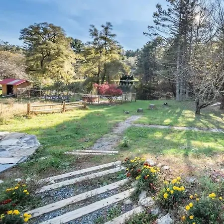Sarah Janes Cottage At Doe Creek Blowing Rock Exterior photo